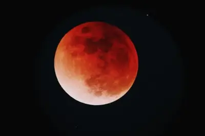 Warga Jabar Saksikan Puncak Gerhana Bulan Total 3 Maret 2026