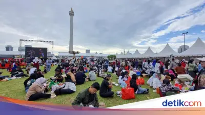 Warga Jakarta Serbu Bazar Monas: Sembako Murah dan Makanan Gratis Ramai Dikunjungi