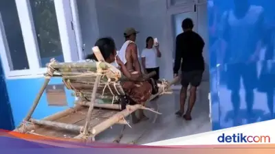 Warga Mamuju Tandu Wanita Sakit 8 Jam ke Puskesmas Akibat Jalan Rusak