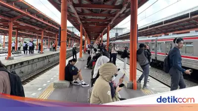WFA Jelang Lebaran Berlaku, Stasiun KRL Bekasi Lebih Lengang dari Biasanya