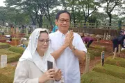 Addie MS dan Memes Ziarah ke Makam Vidi Aldiano Saat Lebaran di TPU Tanah Kusir