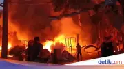 Api Sisa Kebakaran Pabrik Terpal di Bogor Masih Berpotensi Menyala Kembali