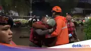 Banjir 1,7 Meter Rendam Pondok Karya Jaksel, Brimob Evakuasi Warga Terjebak