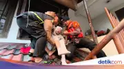 Banjir 2 Meter Rendam Mampang Jaksel, Brimob Evakuasi Lansia dan Anak-anak