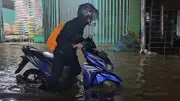 Banjir 70 Cm Putuskan Jalan Abdul Gani Depok, Sampah dan Luapan Sungai Jadi Penyebab