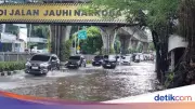 Banjir di Mampang Jaksel, Lalu Lintas Tersendat Akibat Genangan Air 30 Cm