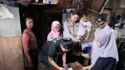 Bocah 4 Tahun Viral Jadi Pemulung, Polisi Antar Pulang ke Ibu di Sumedang