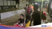 Brimob Polda Metro Evakuasi Warga Saat Banjir di Ciracas Capai 1,5 Meter