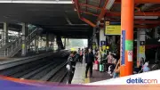 Brimob Polda Metro Jaya Amankan Arus Balik Lebaran di Stasiun Bekasi
