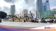 Bundaran HI Jadi Favorit Keluarga untuk Foto Lebaran Usai Salat Id