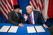 Foto Prabowo dan Trump dengan Produk Babi Ternyata Hoaks Hasil Manipulasi