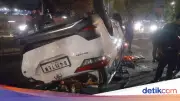 Kecelakaan Tunggal di Depan Lapas Cipinang, Mobil Putih Terbalik di Jatinegara