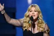 Kelly Clarkson Ungkap Tak Pernah Terima Hadiah Mobil dari Kemenangan American Idol