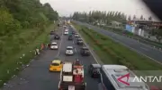 Kondisi Arus Balik Tol Cipali: Banyak Mobil Berhenti di Bahu Jalan Akibat Kelelahan Pengemudi