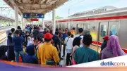 KRL Dipadati Penumpang Saat Libur Lebaran, Warga Pilih Silaturahmi dan Jalan-jalan