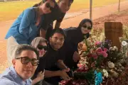 Mahalini dan Teman-Teman Ziarah ke Makam Vidi Aldiano, Bersihkan dan Hias Area