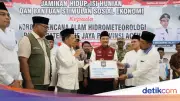 Mendagri Tito Karnavian Salurkan Bantuan untuk Korban Bencana di Pidie Jaya