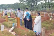 Orangtua Vidi Aldiano Ziarah ke Makam di TPU Tanah Kusir Saat Idul Fitri