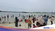 Pantai Ancol Ramai di H+1 Lebaran, Warga Piknik dan Main Pasir Bersama Keluarga