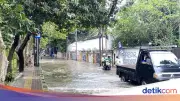 Pengendara Nekat Terobos Banjir di Kemang-Mampang Jaksel, Motor Mati Mesin