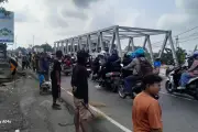Petugas Gabungan Tertibkan Aktivitas Penyapu Koin di Jembatan Sewo Indramayu