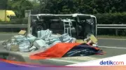 Pikap Pecah Ban dan Terbalik di Tol Jagorawi, Sopir Alami Luka Berat