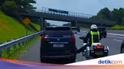 Polisi Bantu Pemudik dengan Menyetut Mobil Mogok di Tol Cipali Sejauh 3-4 Km