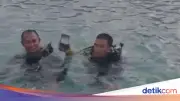 Polisi Selamatkan Ponsel Wisatawan dengan Menyelam di Dasar Laut Pulau Pari