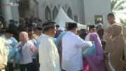 Prabowo Halal Bihalal dan Bagikan Bingkisan ke Warga Aceh Tamiang Usai Salat Id