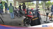 Ratusan Ojol Antre di Bengkel Gratis Brimob Polda Riau, Ganti Oli hingga Service Ringan