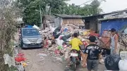 Sampah Menggunung 4 Meter di TPS Rawadas Duren Sawit Akibat Truk Pengangkut Tak Datang