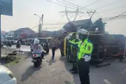 Tragis! Pasutri Tewas Tertimpa Truk Boks Terguling di Sumedang