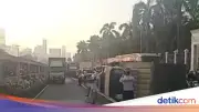 Truk Terguling di Depan Gedung DPR, Lalu Lintas Gatot Subroto Macet Total