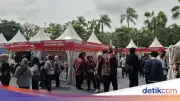 Warga Borong Mukena dan Kuliner di Bazar Ramadan Balai Kota Jakarta