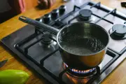 Waspada! Membuang Air Panas ke Wastafel Dapur Bisa Rusak Pipa Rumah