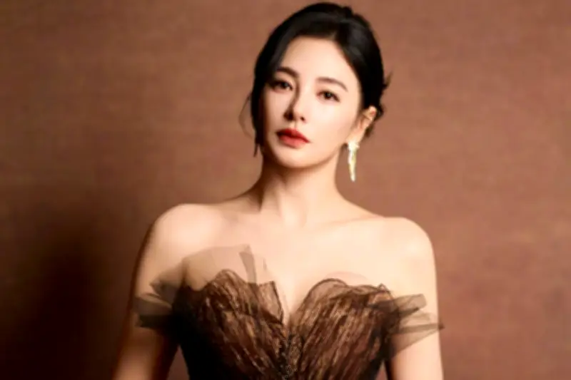 Aktris Zhang Yuqi Dikritik Usai Serang Penonton dalam Siaran Langsung