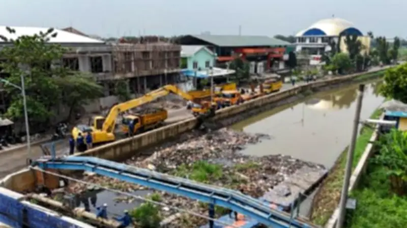 Dinas PUPR Tangerang Turunkan Alat Berat untuk Angkat Sampah di Kali Ledug
