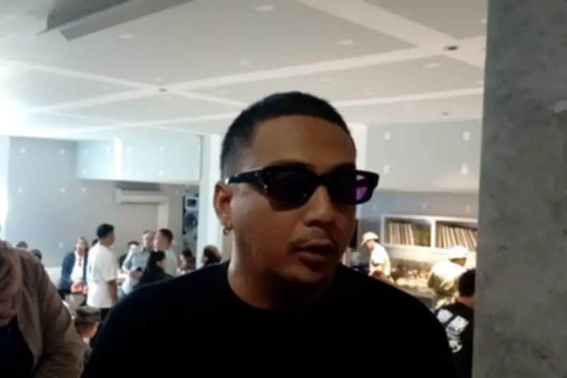 Sal Priadi Rilis MV 'Ada Titik-titik di Ujung Doa' Usai Viral