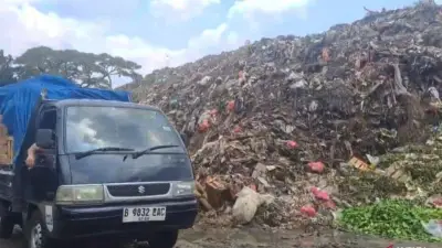20 Truk Swasta Dikerahkan untuk Atasi Gunungan Sampah di Pasar Induk Kramat Jati