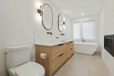 8 Material Kamar Mandi yang Harus Dihindari Menurut Desainer Interior