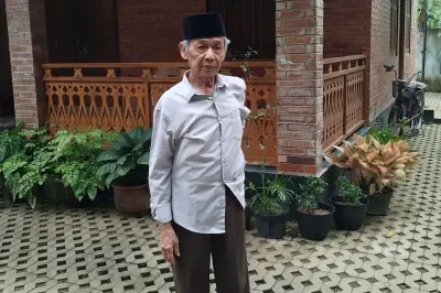 Ahmad Tohari dan Keterikatan Emosionalnya dengan Desa dalam Karya Sastra