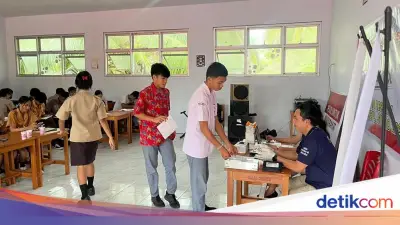Aipda Frits Gagas SIGAP, Jemput Bola Rekam Sidik Jari Pelajar di Sitaro