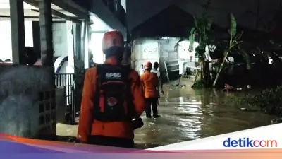 Banjir Rendam 30 Rumah di Ciomas Bogor, Ketinggian Air Capai 1 Meter