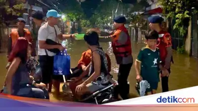 Brimob Metro Jaya Evakuasi Warga Terdampak Banjir di Perumahan Bukit Pamulang Indah