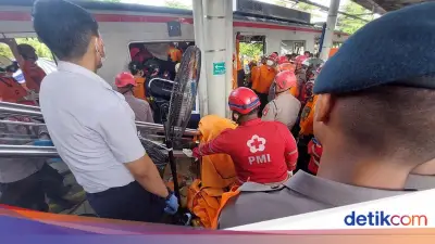 Brimob Polda Metro Evakuasi Korban Tabrakan Kereta di Bekasi