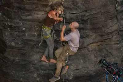 Charlize Theron Panjat Billboard Raksasa di Times Square Promosi Film Apex Netflix