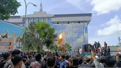 Demo Ricuh di Kaltim, Massa Kecewa Gubernur Rudy Mas'ud Tak Temui Mereka