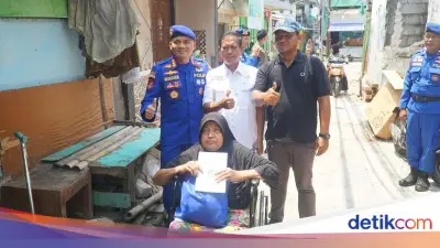 Ditpolairud Polda Metro Beri Bantuan Kursi Roda untuk Warga Pesisir Muara Angke
