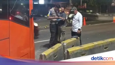 Dugaan Penyebab Bus TransJ Tabrak Separator Busway di Rasuna Said