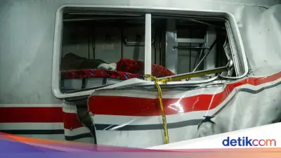 Evakuasi Korban Kecelakaan KA Argo Bromo Anggrek Tabrak KRL di Bekasi Selesai